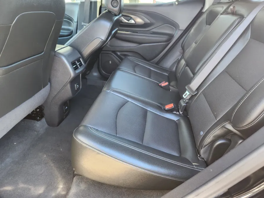 2024 GMC Terrain SLT | Photo 10 of 28