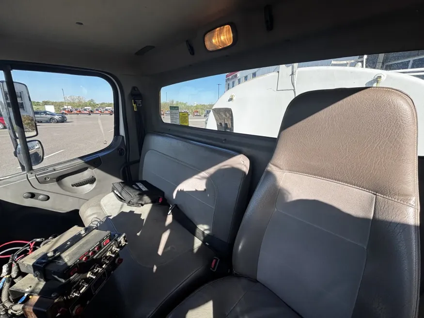 2004 Freightliner M2 106 | Photo 14 of 21