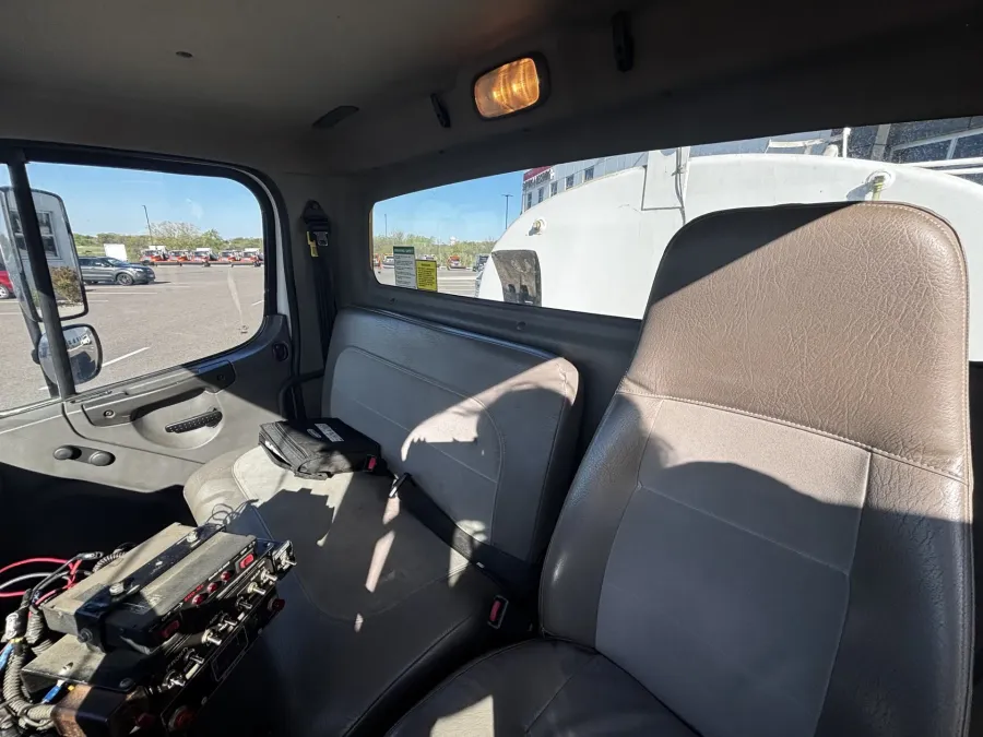 2004 Freightliner M2 106 | Photo 14 of 21