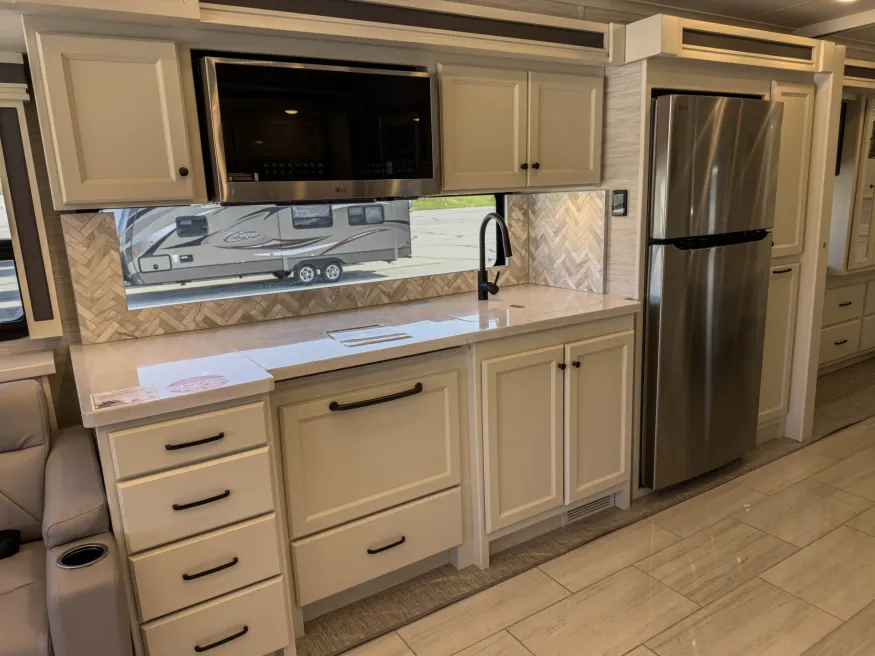 2026 Tiffin Allegro Red 37BA | Photo 17 of 28