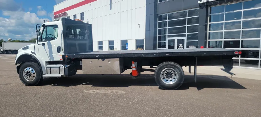 2024 Freightliner M2 106 | Photo 8 of 12