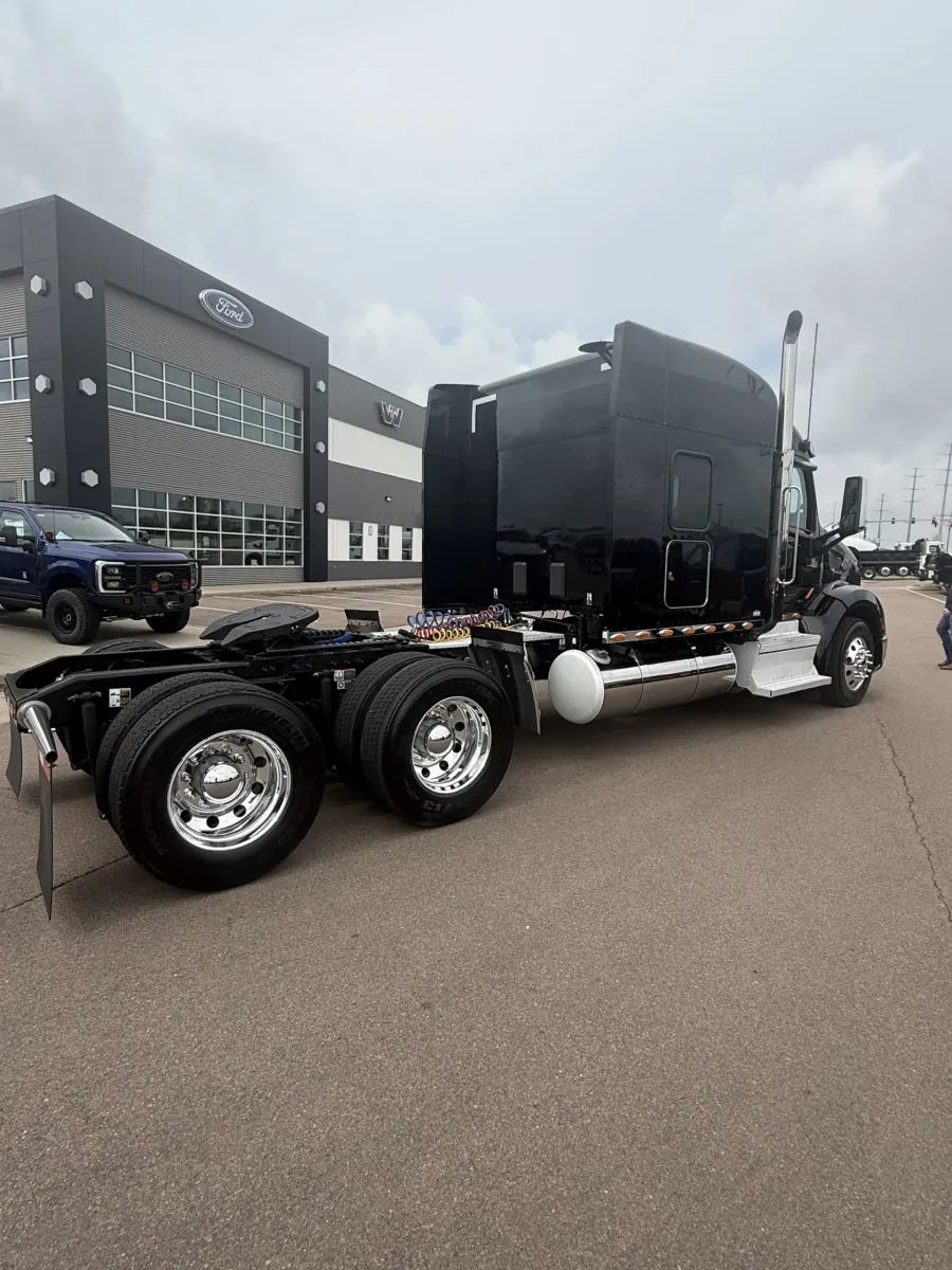 2019 Peterbilt 579 | Photo 4 of 17