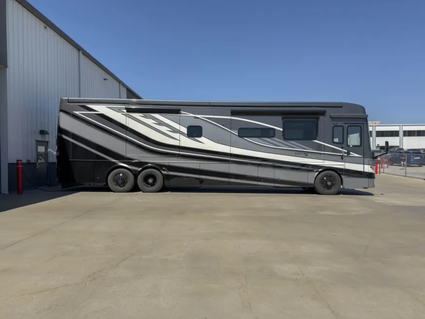 2027 Newmar London Aire 4569 | Photo 1 of 45