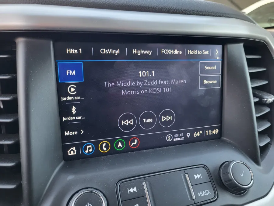 2023 GMC Acadia SLT | Photo 14 of 25