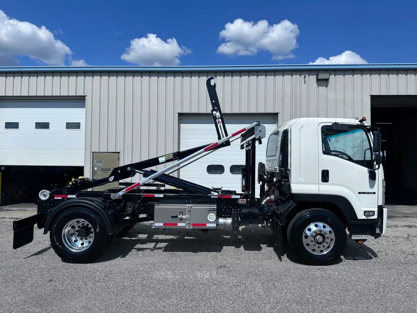 2025 Isuzu FTR | Photo 2 of 9