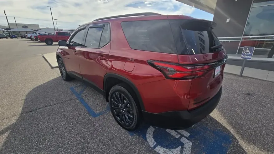 2023 Chevrolet Traverse | Photo 6 of 31