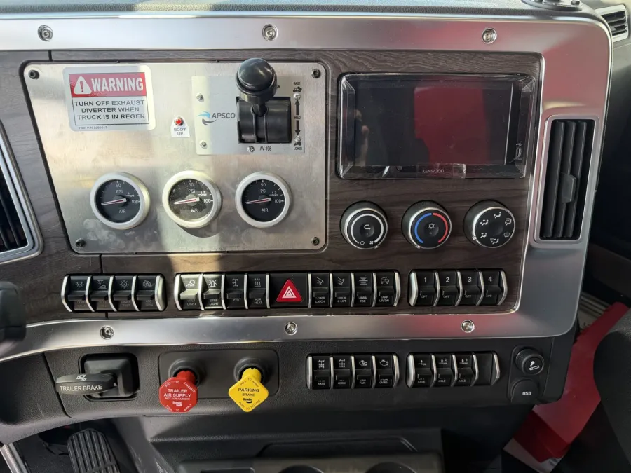2027 Western Star 47X | Photo 6 of 8