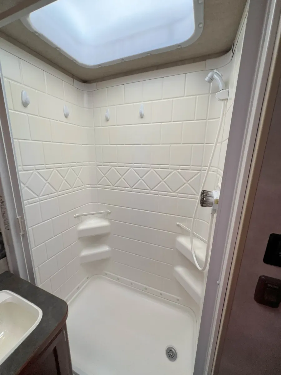 2014 Winnebago Access 31J | Photo 34 of 38