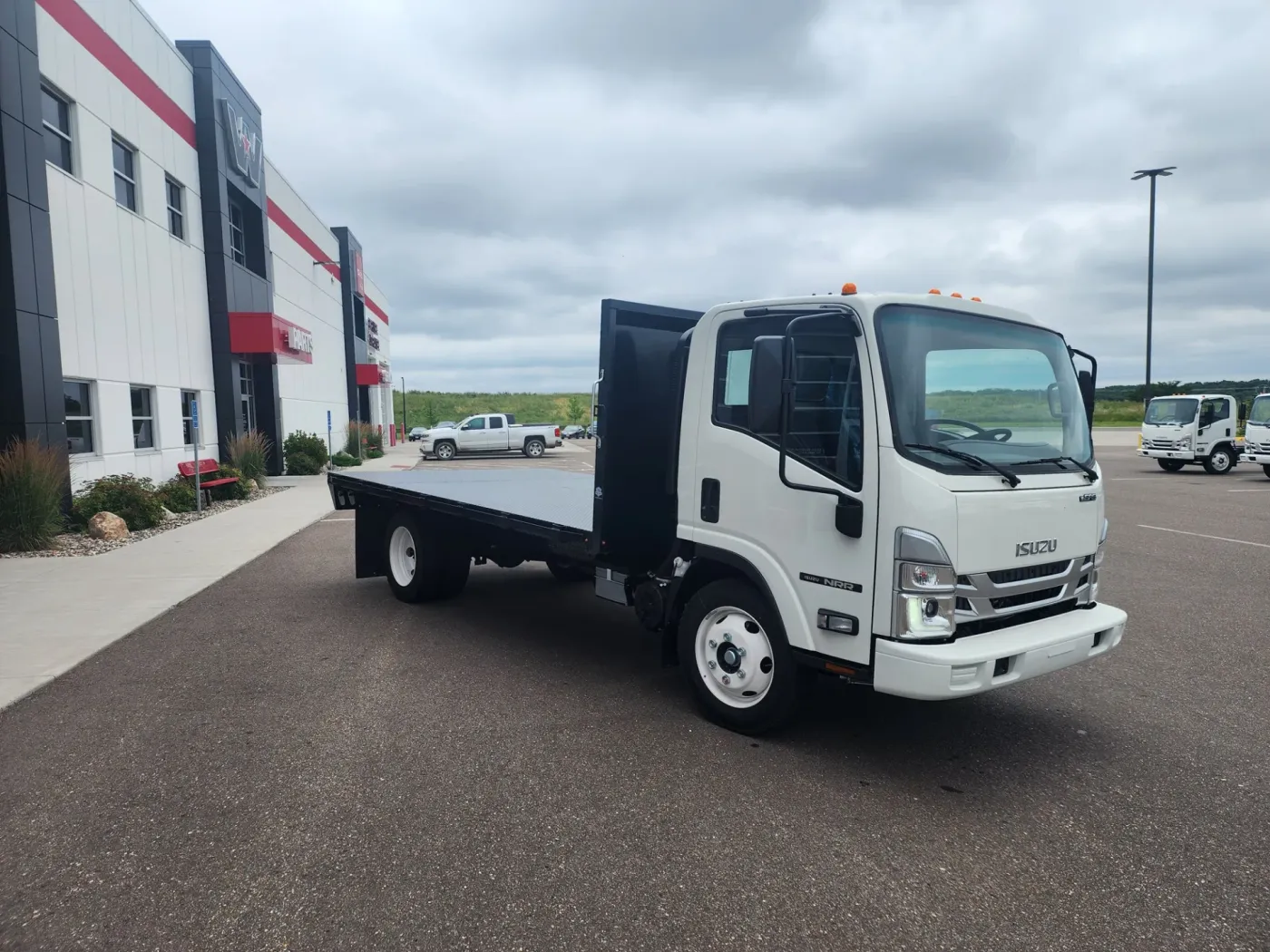 2025 Isuzu NRR GAS | Photo 3 of 9