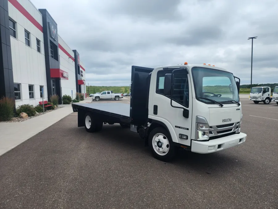 2025 Isuzu NRR GAS | Photo 3 of 9