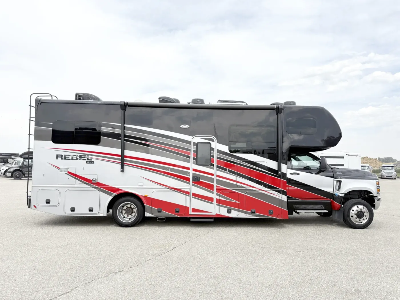 2022 Nexus Rebel 30R | Photo 3 of 22