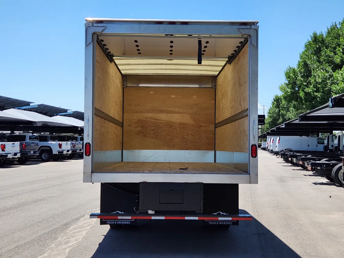 2025 Isuzu NPR | Photo 4 of 7