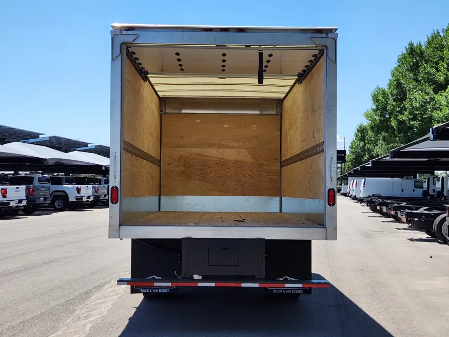 2025 Isuzu NPR | Photo 4 of 7