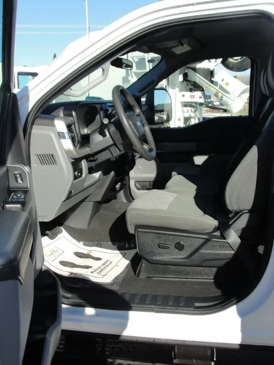2025 Ford Super Duty F-350 XLT | Photo 18 of 24