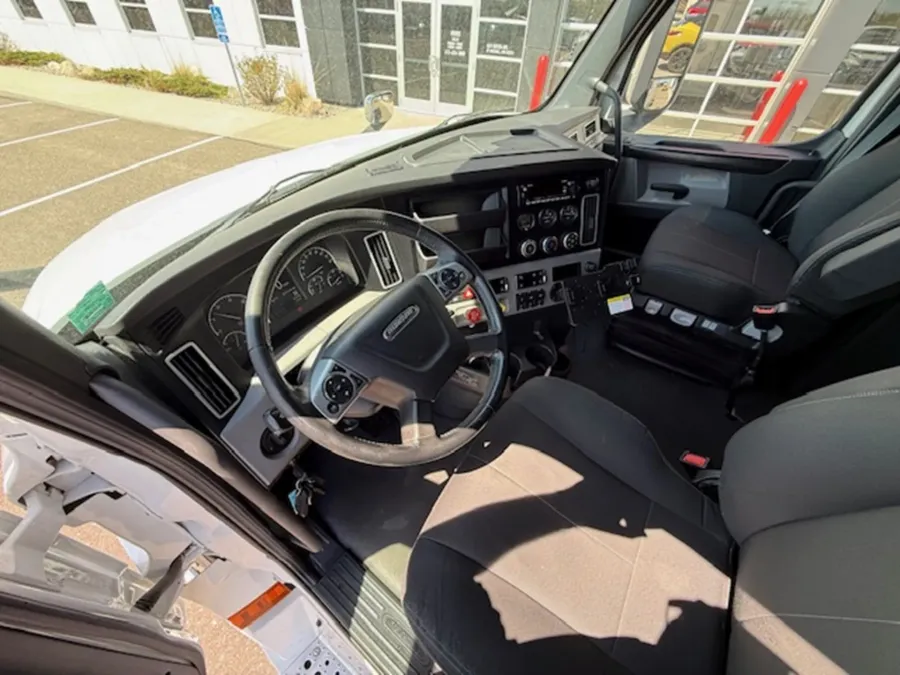 2023 Freightliner Cascadia | Photo 8 of 16