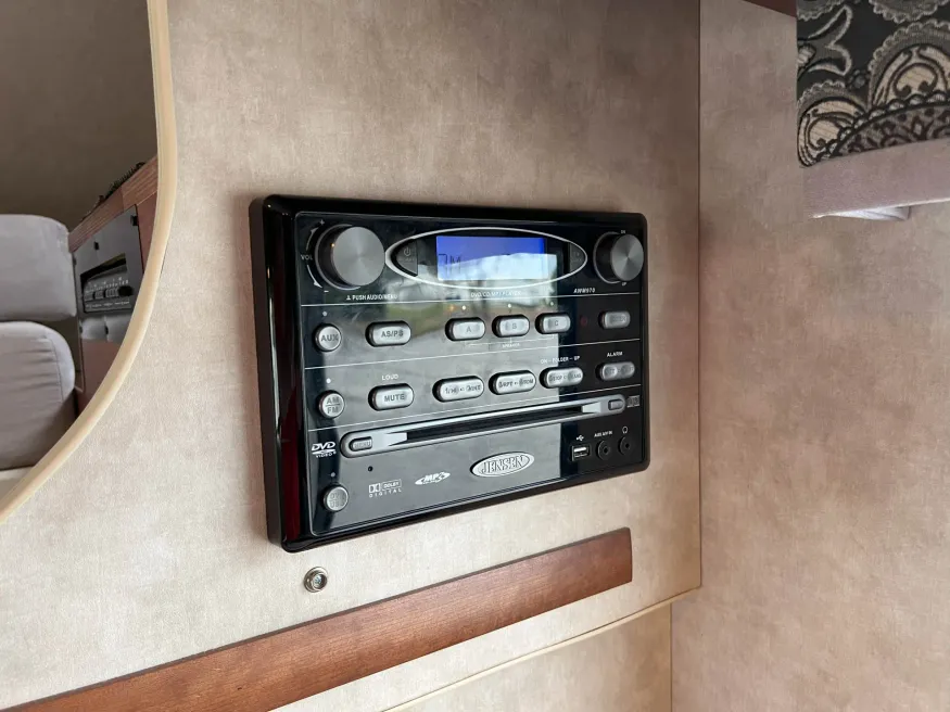 2014 Winnebago Access 31J | Photo 19 of 38