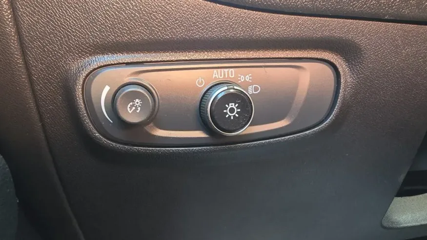 2022 Chevrolet Equinox | Photo 9 of 21