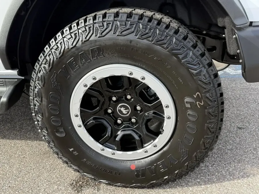 2025 Ford Bronco | Photo 9 of 28