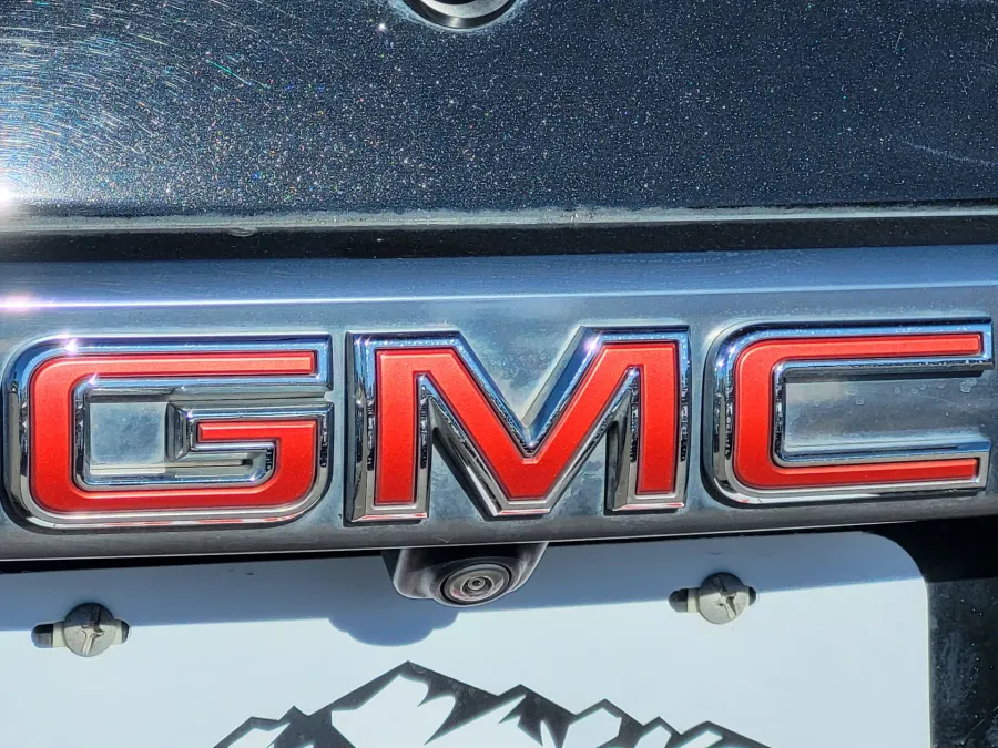 2023 GMC Acadia AT4 | Photo 10 of 27