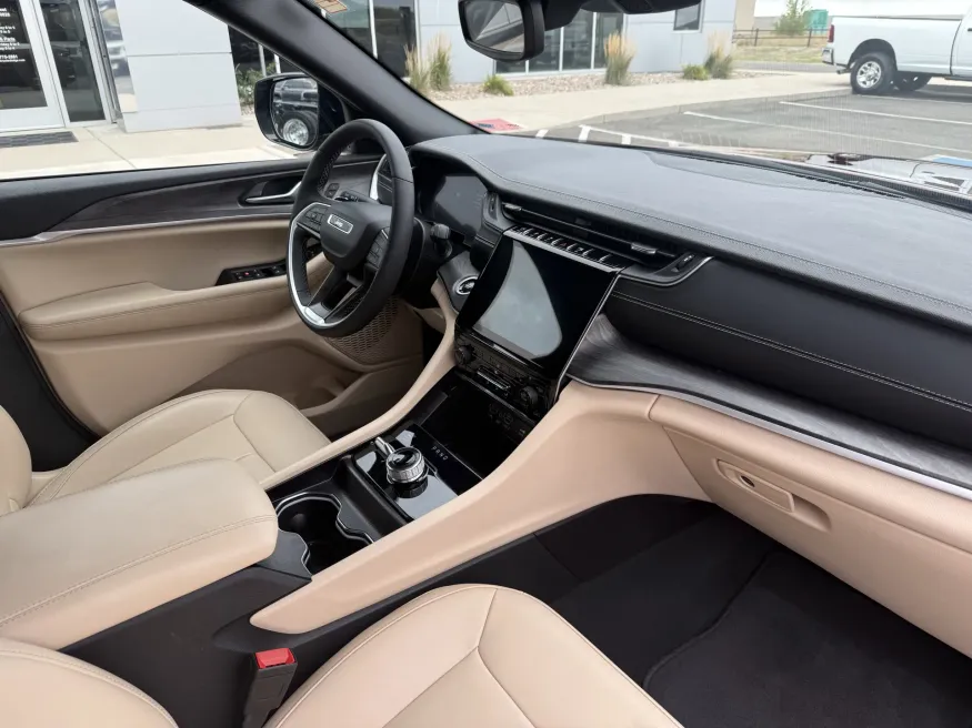 2024 Jeep Grand Cherokee L Limited | Photo 14 of 23