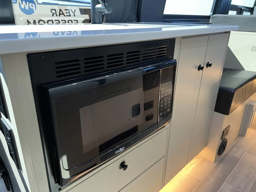 2026 Pleasure-way Plateau RB | Photo 19 of 28