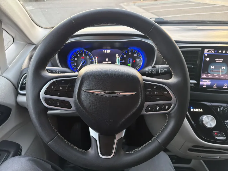 2023 Chrysler Pacifica Touring L | Photo 20 of 22