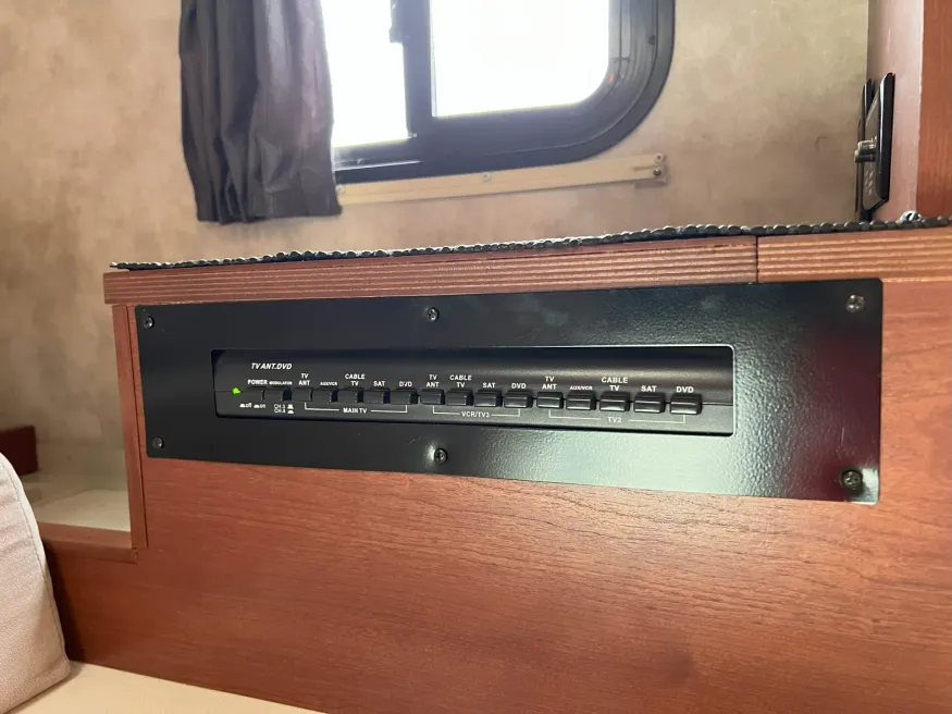 2014 Winnebago Access 31J | Photo 12 of 38