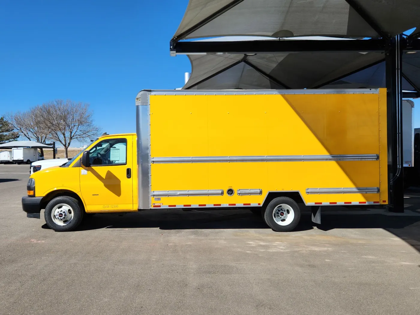 2022 GMC Savana Commercial Cutaway CUTWAY | Photo 3 of 5