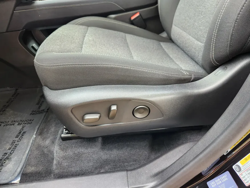 2025 GMC Acadia AWD Elevation | Photo 9 of 29