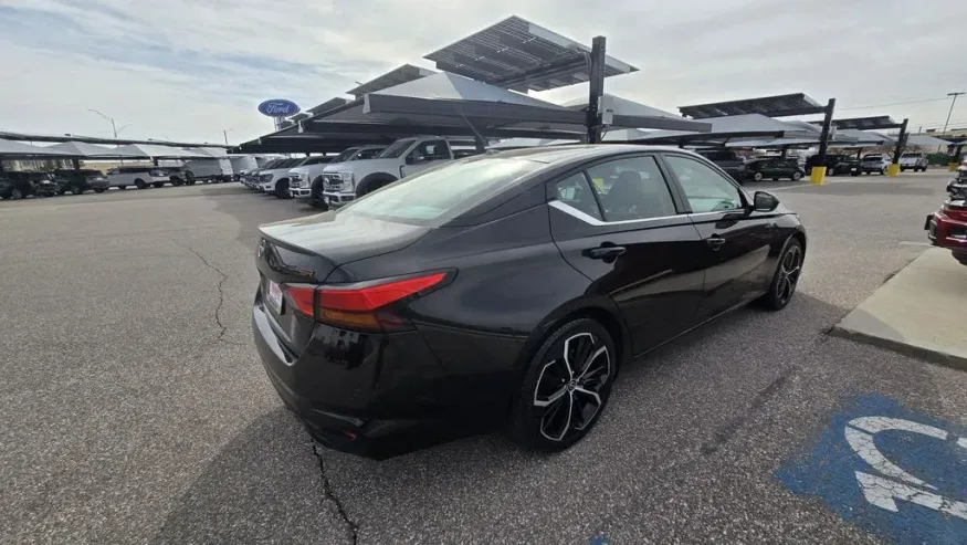 2024 Nissan Altima | Photo 6 of 27