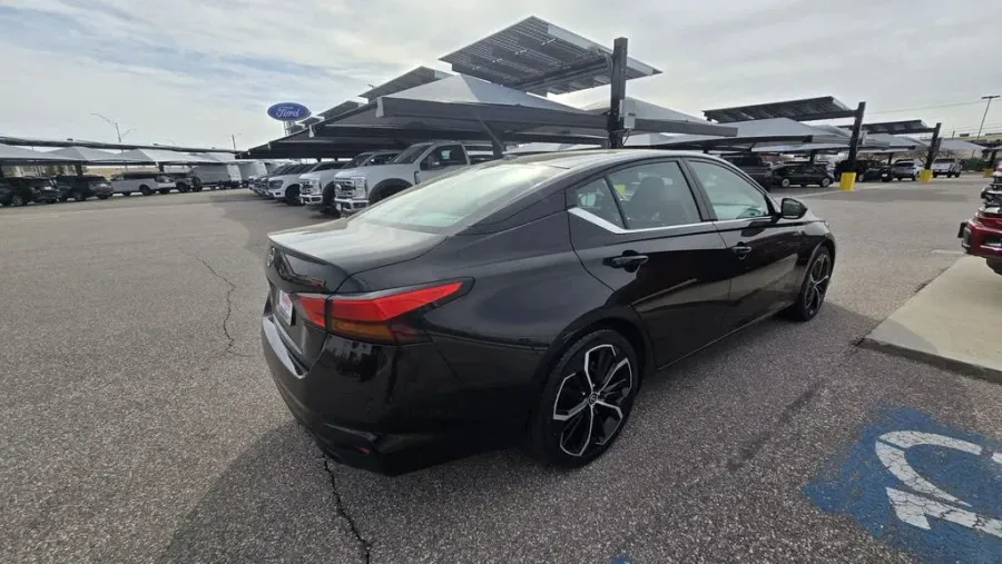 2024 Nissan Altima | Photo 6 of 27