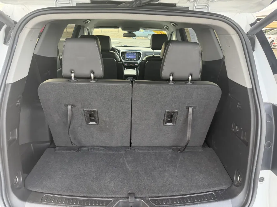2023 GMC Acadia SLT | Photo 7 of 22