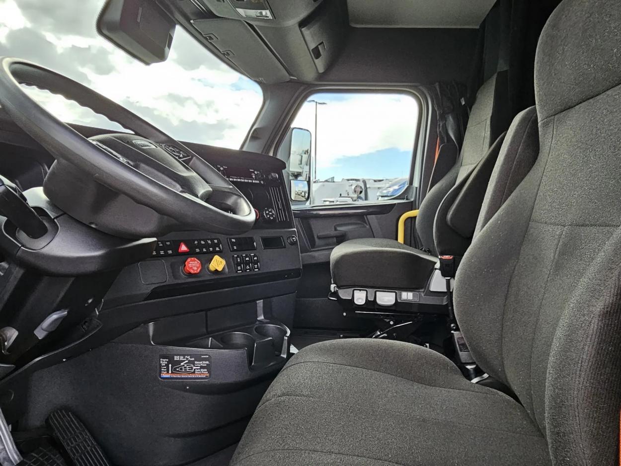 2023 Freightliner Cascadia 126 | Photo 14 of 21