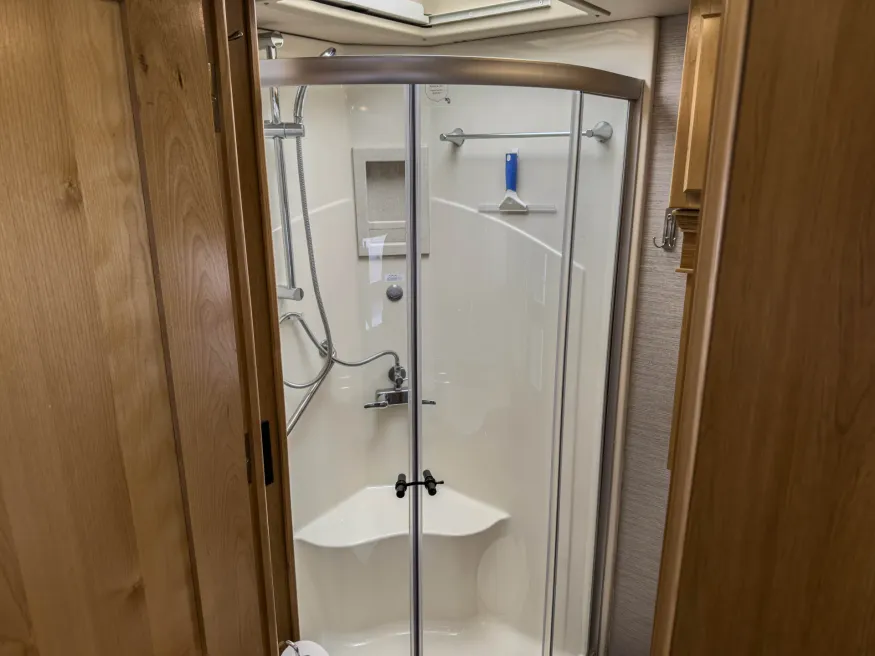 2022 Tiffin Allegro Red 33AA | Photo 23 of 40