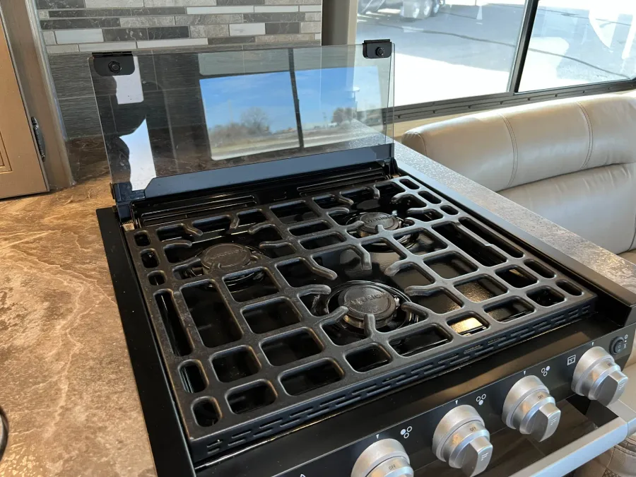 2022 Thor Four Winds 27R | Photo 21 of 37