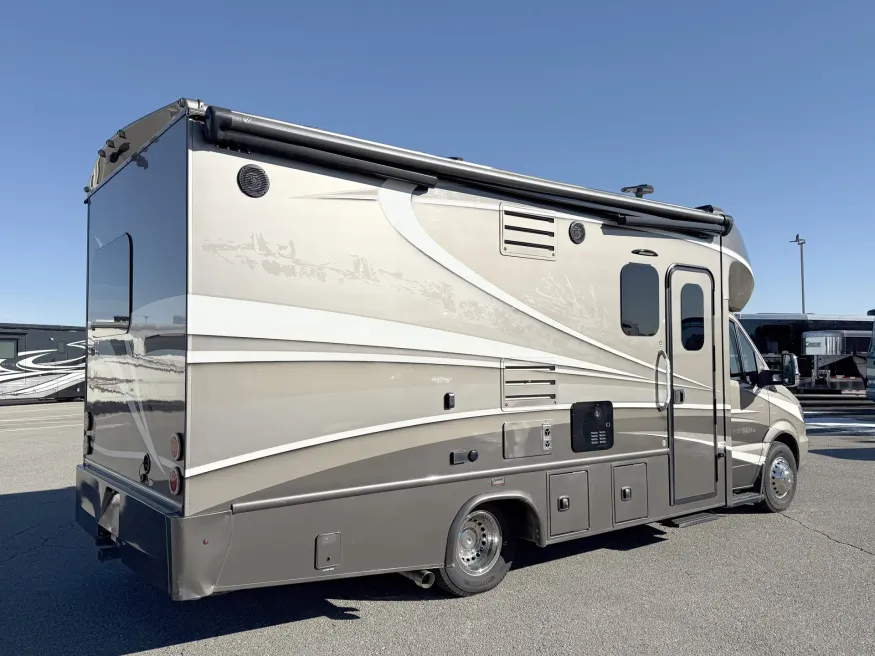 2016 Dynamax Isata 3 24FWM | Photo 13 of 22