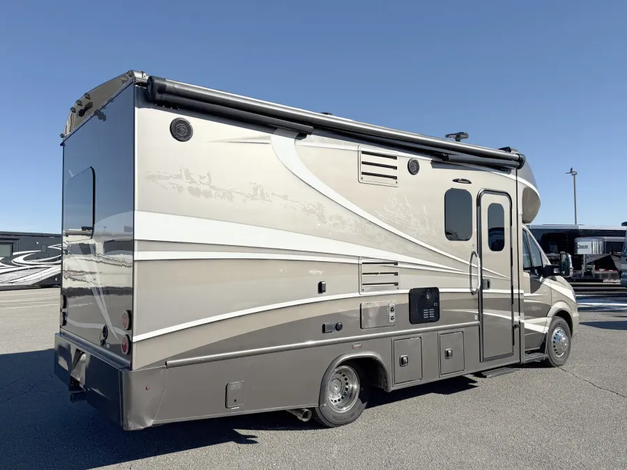 2016 Dynamax Isata 3 24FWM | Photo 13 of 22