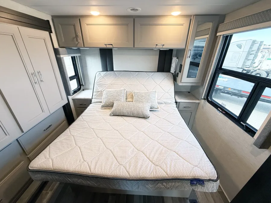 2025 Thor Palazzo GT 33.6 | Photo 16 of 30