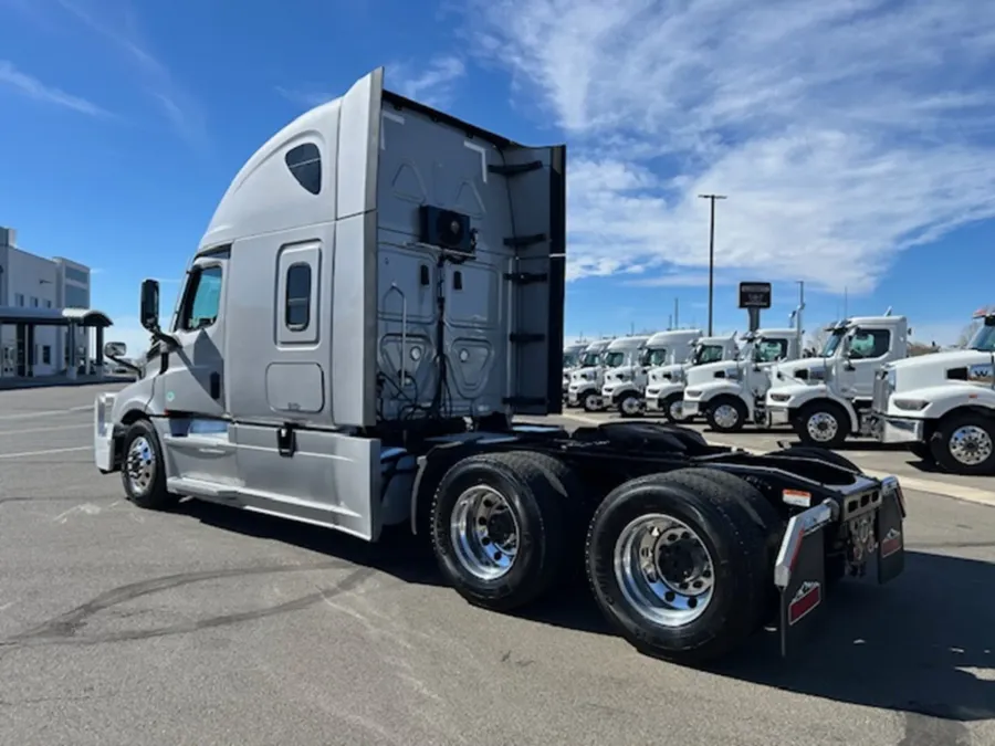 2022 Freightliner Cascadia 126 | Photo 3 of 24