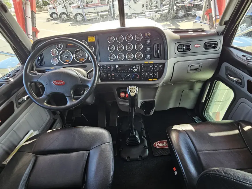 2020 Peterbilt 389 | Photo 33 of 35
