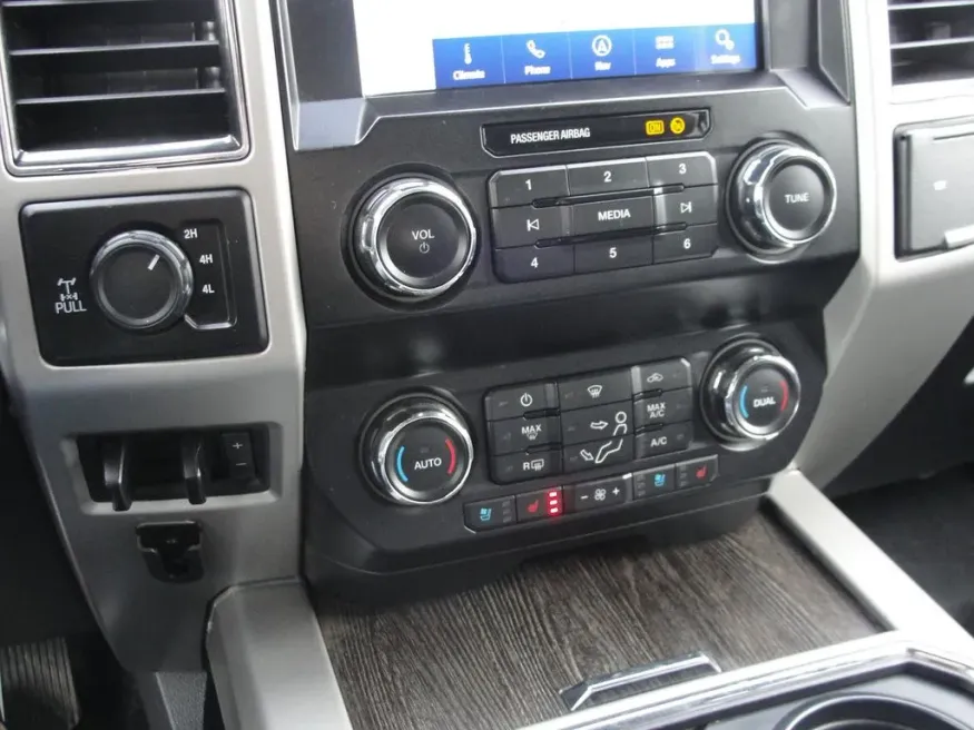 2020 Ford Super Duty F-350 Lariat | Photo 16 of 19