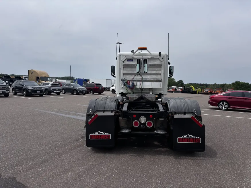 2020 Freightliner Cascadia 126 | Photo 6 of 15