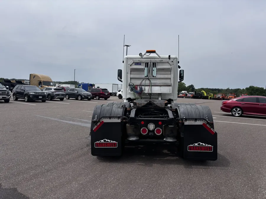 2020 Freightliner Cascadia 126 | Photo 6 of 15