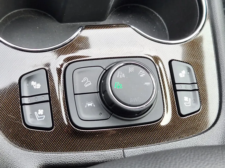 2023 GMC Acadia AT4 | Photo 24 of 27