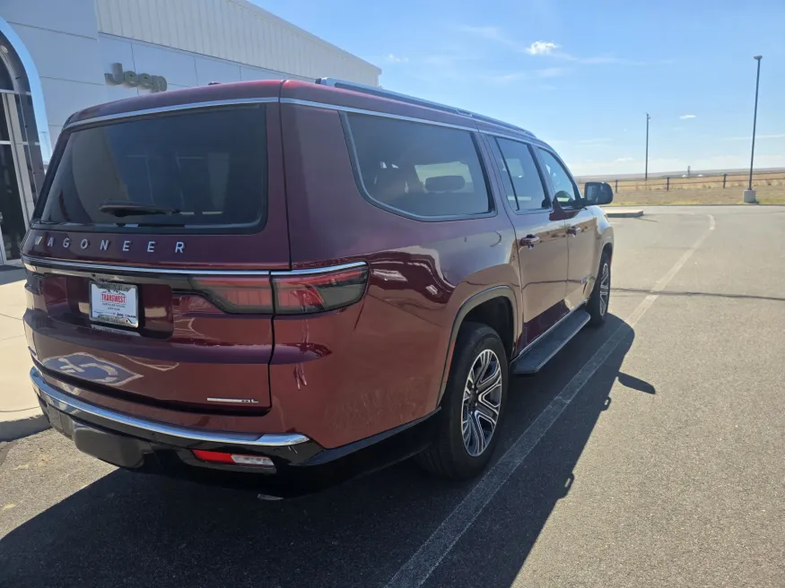 2023 Jeep Wagoneer L Series II | Photo 8 of 33