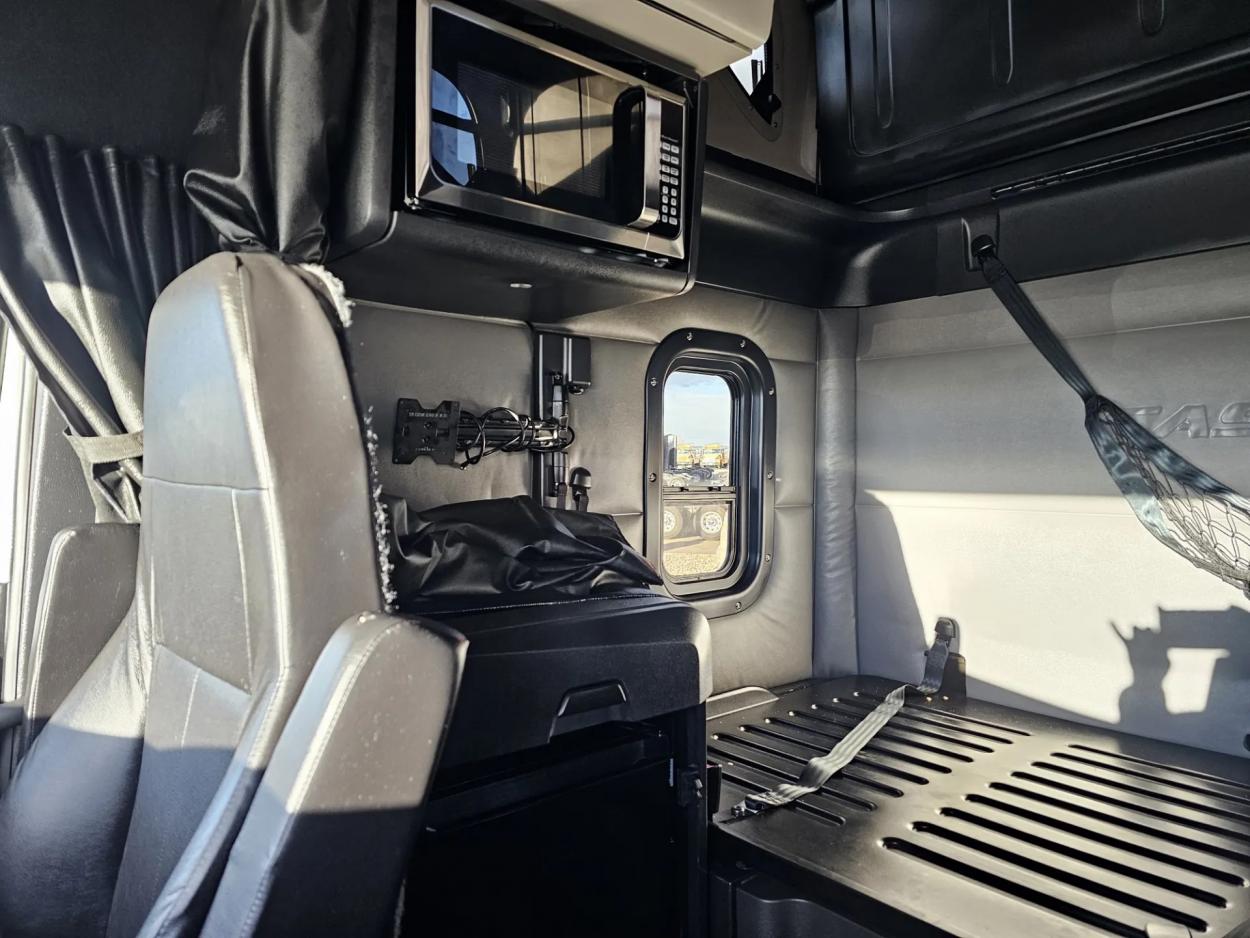 2022 Freightliner Cascadia 126 | Photo 17 of 22