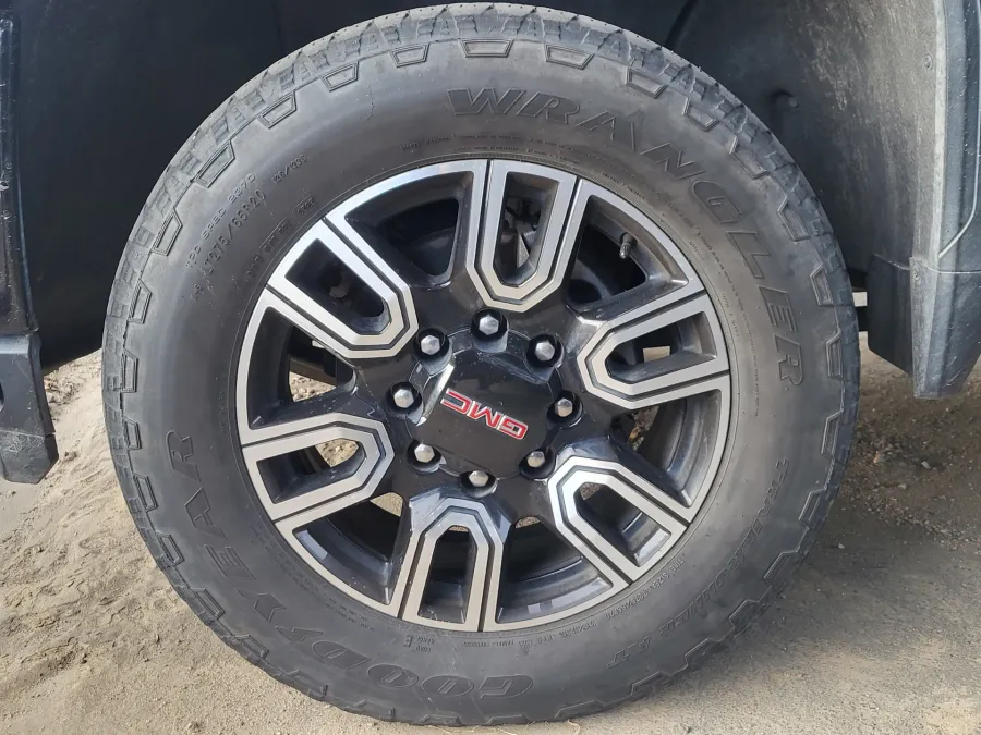 2023 GMC Sierra 2500HD AT4 | Photo 5 of 5