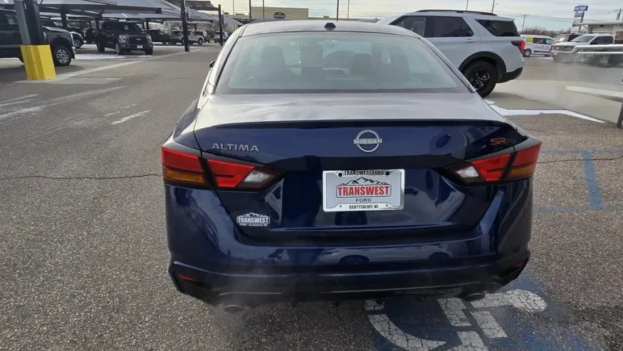 2024 Nissan Altima | Photo 7 of 26