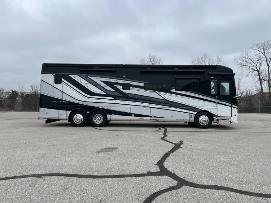 2026 Newmar Dutch Star 4081 | Photo 3 of 42