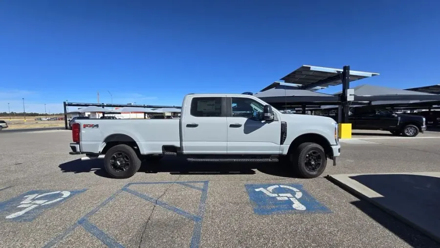 2026 Ford Super Duty F-350 | Photo 4 of 31